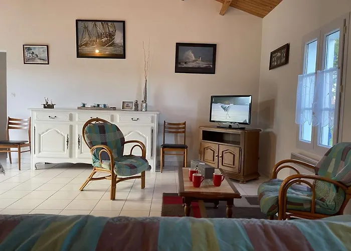 度假居 Maison Avec Jardin Clos Et Terrasse, Proche Et Commerces, 5 Couchages, - Fr-1-224b-83